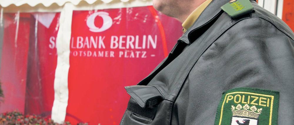 Bewacht. Die Berliner Spielbank nach dem Überfall im März 2010.