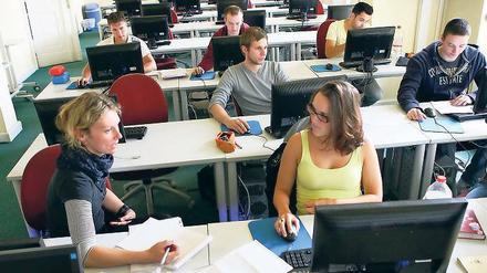 Neue Medien. Schüler der Berufsschule beim Informatikunterricht im Medienraum. Die Schule in der Puschkinallee in Potsdam feiert zehnjähriges Bestehen. Ausgebildet werden Tourismus- und Sportassistenten, Praktika absolvieren sie gelegentlich auch bei Reiseveranstaltern und Clubhotels im Ausland.