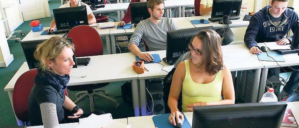 Neue Medien. Schüler der Berufsschule beim Informatikunterricht im Medienraum. Die Schule in der Puschkinallee in Potsdam feiert zehnjähriges Bestehen. Ausgebildet werden Tourismus- und Sportassistenten, Praktika absolvieren sie gelegentlich auch bei Reiseveranstaltern und Clubhotels im Ausland.