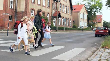 Nicht sicher: Auch an Zebrastreifen, wie hier vor der Caputher Einstein-Schule, stören sich manche Autofahrer nicht.