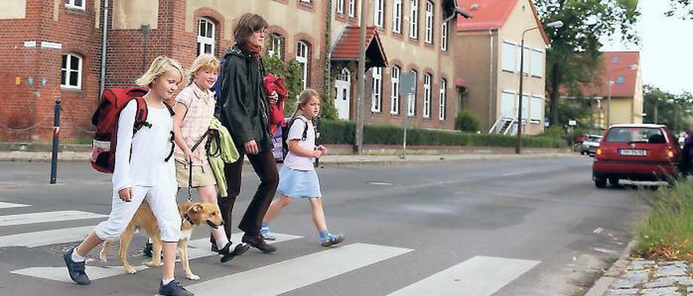 Nicht sicher: Auch an Zebrastreifen, wie hier vor der Caputher Einstein-Schule, stören sich manche Autofahrer nicht.