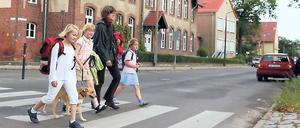 Nicht sicher: Auch an Zebrastreifen, wie hier vor der Caputher Einstein-Schule, stören sich manche Autofahrer nicht.