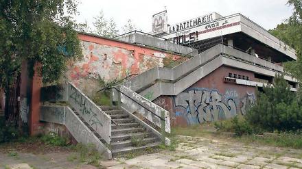 Einst beliebt. Heute ist das Terrassenrestaurant „Minsk“ eine Ruine. Seit Jahren soll es abgerissen werden, nun könnte der Denkmalschutz es womöglich retten.
