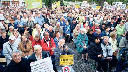 Anhaltender Protest. Nach dem bereits am 8. August mehr als 2000 Menschen im Berliner Ortsteil Friedrichshagen gegen Flugrouten über dem Müggelsee protestiert hatten, kamen am Montagabend 3500 Menschen zum Protest zusammen.