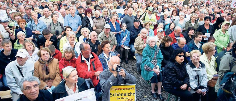 Anhaltender Protest. Nach dem bereits am 8. August mehr als 2000 Menschen im Berliner Ortsteil Friedrichshagen gegen Flugrouten über dem Müggelsee protestiert hatten, kamen am Montagabend 3500 Menschen zum Protest zusammen.
