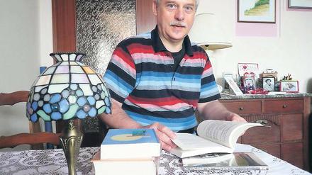 Am laufenden Band. Seit Gerd Wolfgang Pachan 2002 seine Arbeit verlor, hat er bereits drei Bücher veröffentlicht. Und zwölf weitere geschrieben. Nebenbei trägt er nachts in Drewitz, Klein Glienicke und Babelsberg die Potsdamer Neuesten Nachrichten aus.