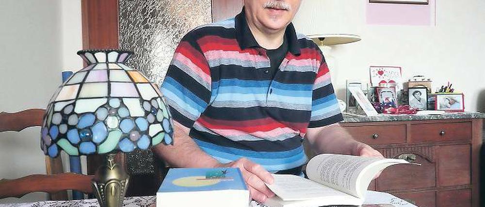 Am laufenden Band. Seit Gerd Wolfgang Pachan 2002 seine Arbeit verlor, hat er bereits drei Bücher veröffentlicht. Und zwölf weitere geschrieben. Nebenbei trägt er nachts in Drewitz, Klein Glienicke und Babelsberg die Potsdamer Neuesten Nachrichten aus.