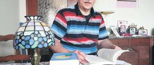 Am laufenden Band. Seit Gerd Wolfgang Pachan 2002 seine Arbeit verlor, hat er bereits drei Bücher veröffentlicht. Und zwölf weitere geschrieben. Nebenbei trägt er nachts in Drewitz, Klein Glienicke und Babelsberg die Potsdamer Neuesten Nachrichten aus.