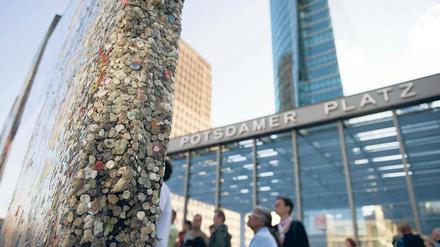 Klebriges Gedenken. Tausende alte Kaugummis kleben an den Mauerteilen am Potsdamer Platz. Es gibt Vorbilder in den USA.