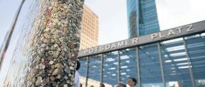 Klebriges Gedenken. Tausende alte Kaugummis kleben an den Mauerteilen am Potsdamer Platz.  Es gibt Vorbilder in den USA.