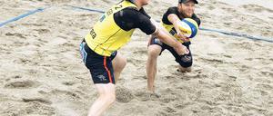 Ihre Spuren im Sand. Jonas Reckermann (links) und Julius Brink demonstrieren vollen Einsatz.