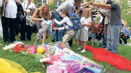 Einschulung an der Internationalen Schule am Ravensbergweg. Zuckertütensuchen macht Spaß, doch die geplante Kürzung der Schülerkostensätze durch das Land stellt die freien Schulen vor womöglich unlösbare Aufgaben.