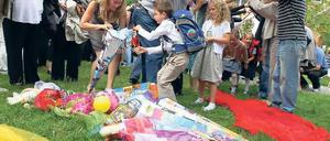 Einschulung an der Internationalen Schule am Ravensbergweg. Zuckertütensuchen macht Spaß, doch die geplante Kürzung der Schülerkostensätze durch das Land stellt die freien Schulen vor womöglich unlösbare Aufgaben.