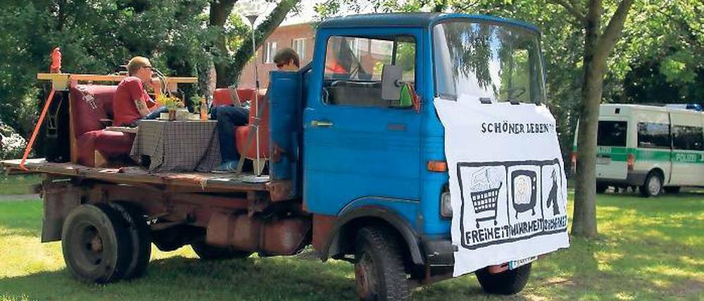Paradewagen. Potsdamer Jugendliche im rollenden Wohnzimmer.