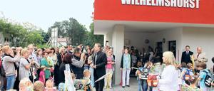 Zwei Gründe zum Feiern: Neue Schüler, neues Schulhaus.