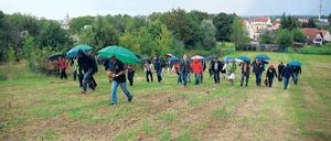Vom Regen unbeeindruckt: Weinfreunde bei der Visite des Galgenbergs.