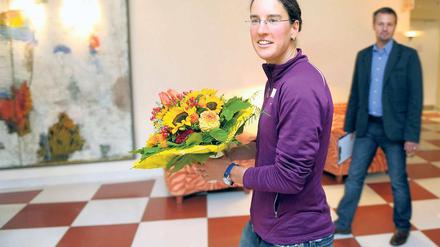 Vielen Dank für die Blumen. Birgit Prinz verabschiedet sich vom Fußball.