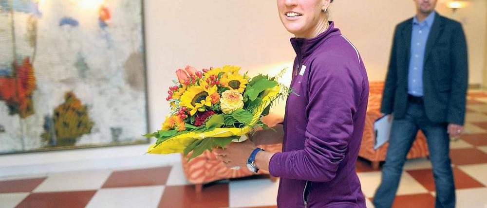 Vielen Dank für die Blumen. Birgit Prinz verabschiedet sich vom Fußball.