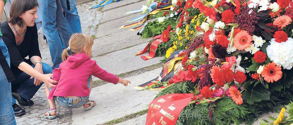 Geteilte Erinnerung. Alle Parteien legten zum Gedenken an den 50. Jahrestag Blumenkränze an der Mauergedenkstätte nieder – von der CDU bis zur Linken.