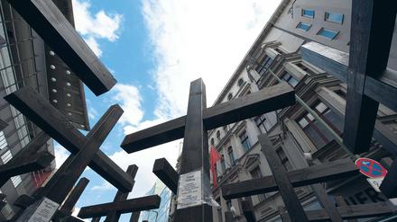 Zeichen der Trauer. Am Checkpoint Charlie erinnerten schwarze Kreuze an die Opfer der Mauer und der deutschen Teilung.