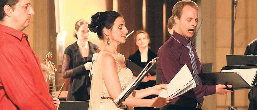 Tanzoper im Kreuzgang. „Der Tanz der Spröden“ mit den Sängern Axel Scheidig, Christine Wolf und Johann Moritz von Cube (vorn, v.l.n.r).