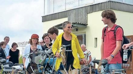 Stasi-Beauftrage on Tour: Mit Jugendlichen aus dem Land Brandenburg, alle nach dem Mauerfall geboren, fuhr Ulrike Poppe (Mitte) am Tag des Mauerbaus den ehemaligen Grenzverlauf zwischen Potsdam und Teltow ab.