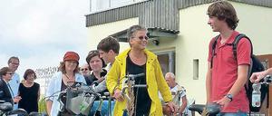 Stasi-Beauftrage on Tour: Mit Jugendlichen aus dem Land Brandenburg, alle nach dem Mauerfall geboren, fuhr Ulrike Poppe (Mitte) am Tag des Mauerbaus den ehemaligen Grenzverlauf zwischen Potsdam und Teltow ab.