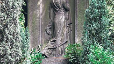 Im Gedenken. Das größte und wertvollste Grabdenkmal auf dem Klein-Glienicker Friedhof erinnert an den Berliner Schuhfabrikanten Karl Stiller.