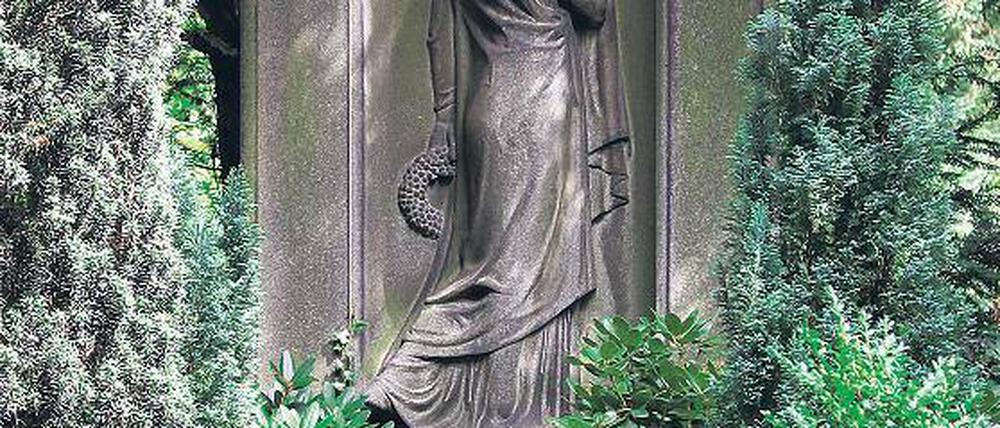 Im Gedenken. Das größte und wertvollste Grabdenkmal auf dem Klein-Glienicker Friedhof erinnert an den Berliner Schuhfabrikanten Karl Stiller.