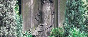Im Gedenken. Das größte und wertvollste Grabdenkmal auf dem Klein-Glienicker Friedhof erinnert an den Berliner Schuhfabrikanten Karl Stiller.