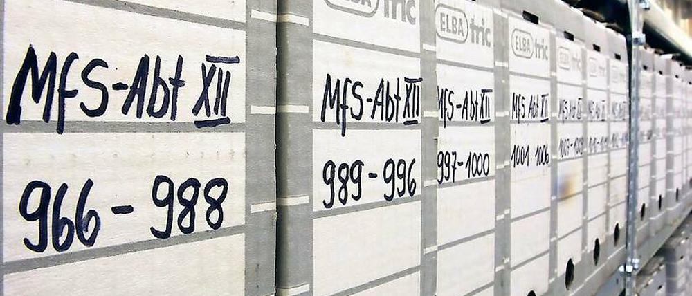 Zu den Akten. Uni-Kritiker wünschen sich, dass die Stasi-Vergangenheit an der Hochschule besser aufgearbeitet werden soll.