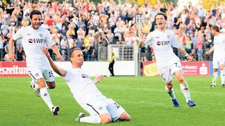 Torjubel am Babelsberger Park. Florian Grossert (rechts), hat soeben zum 2:0 getroffen; mit ihm freut sich hier Benjamin Kauffmann, der für das 1:0 gesorgt hatte.