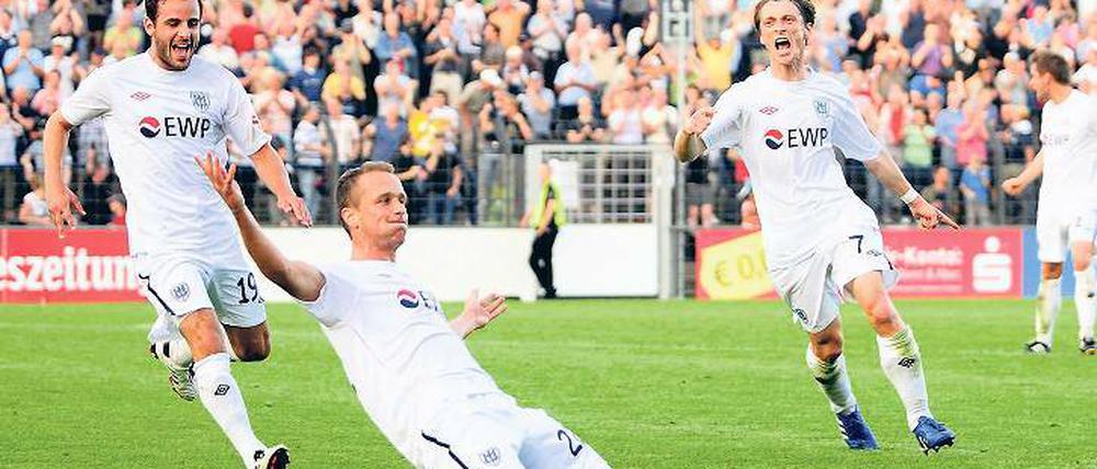 Torjubel am Babelsberger Park. Florian Grossert (rechts), hat soeben zum 2:0 getroffen; mit ihm freut sich hier Benjamin Kauffmann, der für das 1:0 gesorgt hatte.