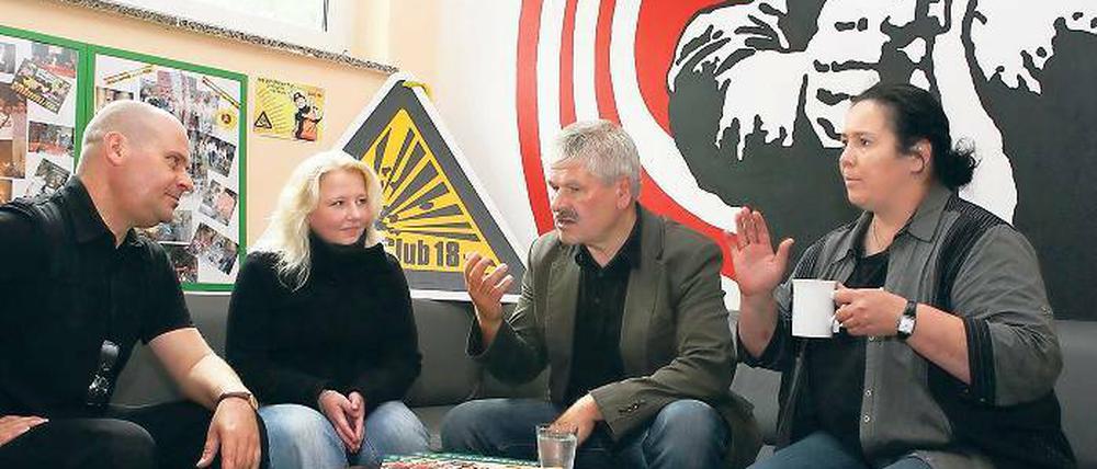 Besorgt. Linke-Fraktionschef Scharfenberg (r.) und H. Berthold (l.) vom Club 18 wollen die Kürzungen verhindern.