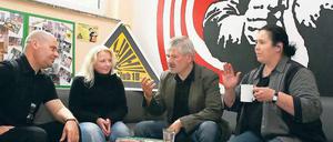 Besorgt. Linke-Fraktionschef Scharfenberg (r.) und H. Berthold (l.) vom Club 18 wollen die Kürzungen verhindern.