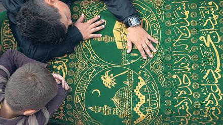 Trauer am Sarg.Familie und Freunde nahmen nach dem Doppelmord in Wedding in der Sehitlik-Moschee am Columbiadamm Abschied von den Getöteten.