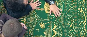 Trauer am Sarg.Familie und Freunde nahmen nach dem Doppelmord in Wedding in der Sehitlik-Moschee am Columbiadamm Abschied von den Getöteten.