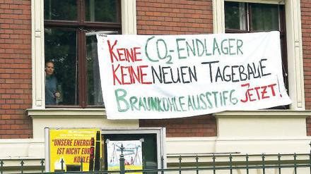 Politischer Klimaschutz. Aktivisten des Lausitzer Klimacamps in Jänschwalde (Spree-Neiße) besetzten am Donnerstag die Landesparteizentrale der Linken in Potsdam. Proteste gab es auch vor den Parteibüros von SPD und Linke in Cottbus.