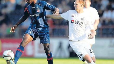 Ordentlicher Start. Julian Prochnow (rechts) – hier im Duell mit seinem inzwischen für Erfurt spielenden ehemaligen Vereinsgefährten Denis Weidlich – will morgen Saarbrücken bezwingen.