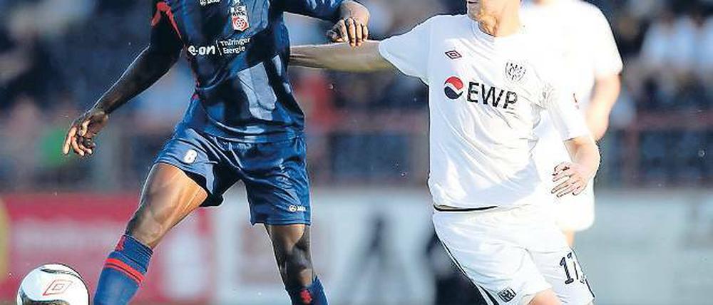 Ordentlicher Start. Julian Prochnow (rechts) – hier im Duell mit seinem inzwischen für Erfurt spielenden ehemaligen Vereinsgefährten Denis Weidlich – will morgen Saarbrücken bezwingen.