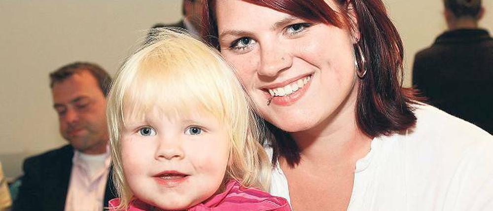 Chance im Blick. Mit dem Projekt „Drehmoment“ möchten junge Potsdamer den Einstieg in das Arbeitsleben schaffen. Die 24-jährige Franziska Kayser möchte einen Beruf lernen und damit auch ihrer zweieinhalbjährigen Tochter Lydia ein Vorbild sein.
