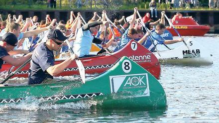 Action auf dem Wasser. Mehr als 1 000 Akteure aus Betrieben, Parteien, Botschaften sowie Potsdamer Sportvereinen und Bundesligateams werden am Sonntag ins Boot steigen.