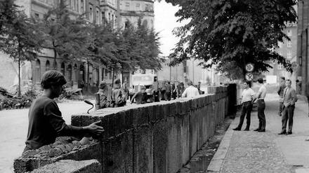 Überraschungscoup. Die Abriegelung der DDR erfolgte mitten in den Sommerferien, die Aktion war militärisch hervorragend vorbereitet und wurde stark bewacht. Den Betroffenen fehlte das Vorstellungsvermögen dafür, dass die Grenzbefestigung von Dauer sein würde.