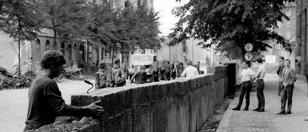 Überraschungscoup. Die Abriegelung der DDR erfolgte mitten in den Sommerferien, die Aktion war militärisch hervorragend vorbereitet und wurde stark bewacht. Den Betroffenen fehlte das Vorstellungsvermögen dafür, dass die Grenzbefestigung von Dauer sein würde.