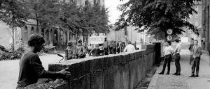 Überraschungscoup. Die Abriegelung der DDR erfolgte mitten in den Sommerferien, die Aktion war militärisch hervorragend vorbereitet und wurde stark bewacht. Den Betroffenen fehlte das Vorstellungsvermögen dafür, dass die Grenzbefestigung von Dauer sein würde.
