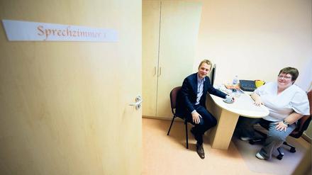 Visite. Gesundheitsminister Daniel Bahr (FDP) besuchte am Mittwoch in Oranienburg (Oberhavel) die Ärztin Angela Rütz. Bahr warb für sein Gesetz gegen den Landärztemangel. Rütz war verdutzt: „So ein Blitzlichtgewitter bin ich gar nicht gewohnt.“