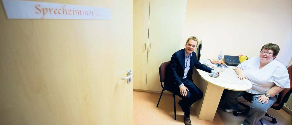 Visite. Gesundheitsminister Daniel Bahr (FDP) besuchte am Mittwoch in Oranienburg (Oberhavel) die Ärztin Angela Rütz. Bahr warb für sein Gesetz gegen den Landärztemangel. Rütz war verdutzt: „So ein Blitzlichtgewitter bin ich gar nicht gewohnt.“