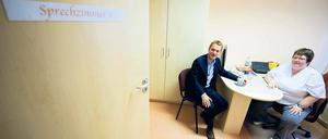 Visite. Gesundheitsminister Daniel Bahr (FDP) besuchte am Mittwoch in Oranienburg (Oberhavel) die Ärztin Angela Rütz. Bahr warb für sein Gesetz gegen den Landärztemangel. Rütz war verdutzt: „So ein Blitzlichtgewitter bin ich gar nicht gewohnt.“