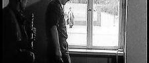 Zumauern der Fenster eines Hauses in der Bernauer Straße um den 15. August 1961