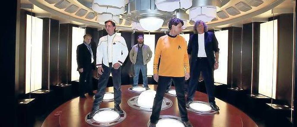 Weggebeamt. Weil dem US-Unternehmen Exploration II Inc. die Star-Trek-Lizenz entzogen wurde, muss Filmparkchef Friedhelm Schatz (r.) die Ausstellung in der Caligari-Halle zweieinhalb Monate früher schließen.